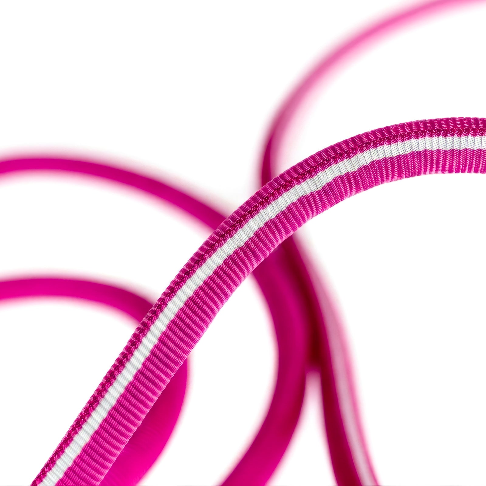 Detalle del tejido del leash rosado con línea blanca