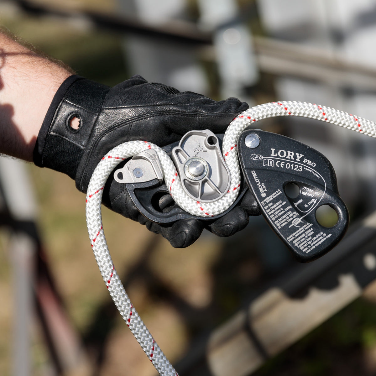 LORY PRO Skylotec en la mano con cuerda