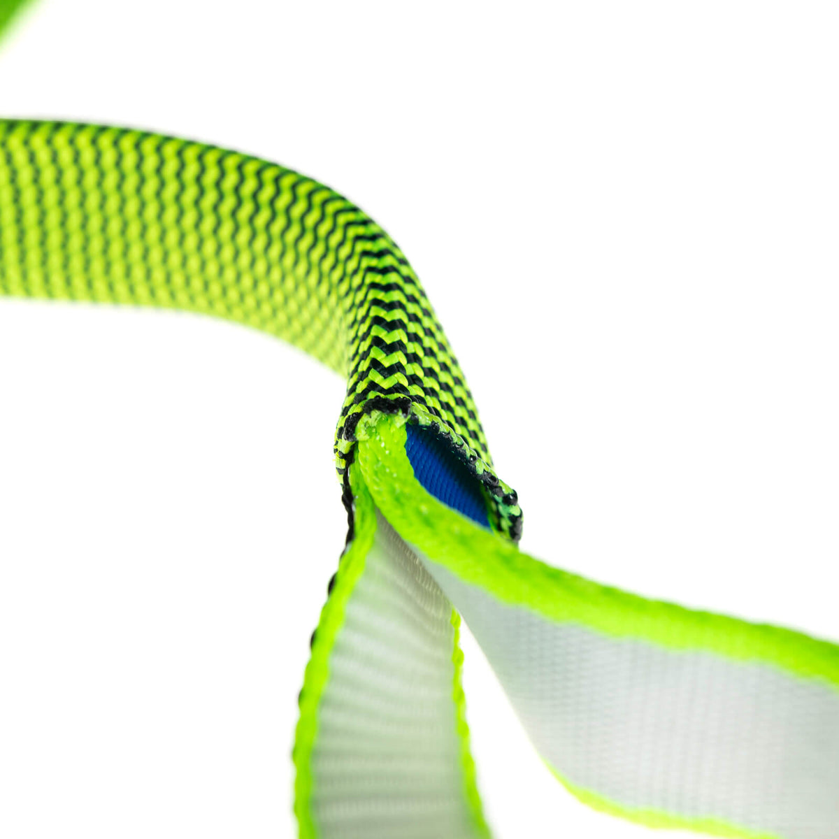 Backup Green Mamba enhebrado dentro de la funda